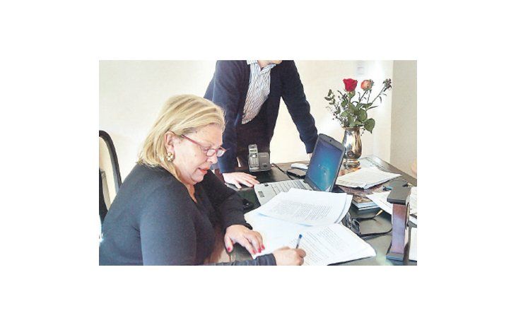 ámbito.com | Elisa Carrió, ayer, en su oficina, desde donde debió aclarar que la alianza electoral que integra sobrevivirá a pesar de sus diferencias internas. Insistió con realizar las PASO junto con el macrismo.