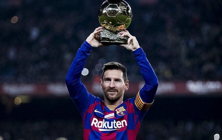 El capitán de la Selección exhibe en el Camp Nou su sexto Balón de Oro.