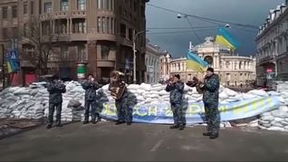 Militares ucraniananos se unen para tocar en las calles de Odessa