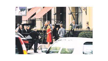 El diario «Le Parisien» sorprendió a Woody Allen mientras rodaba una escena de «Paris Manhattan» junto con Alice Taglioni y Patrick Bruel.