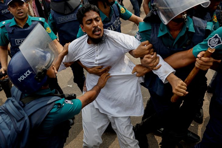 Los disturbios se han extendido a gran parte del país y ya afectan a 26 de los 64 distritos de Bangladesh. Los disturbios se han extendido a gran parte del país y ya afectan a 26 de los 64 distritos de Bangladesh.