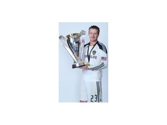 Ganador. David Beckham levanta la copa y se retira del fútbol estadounidense como campeón.