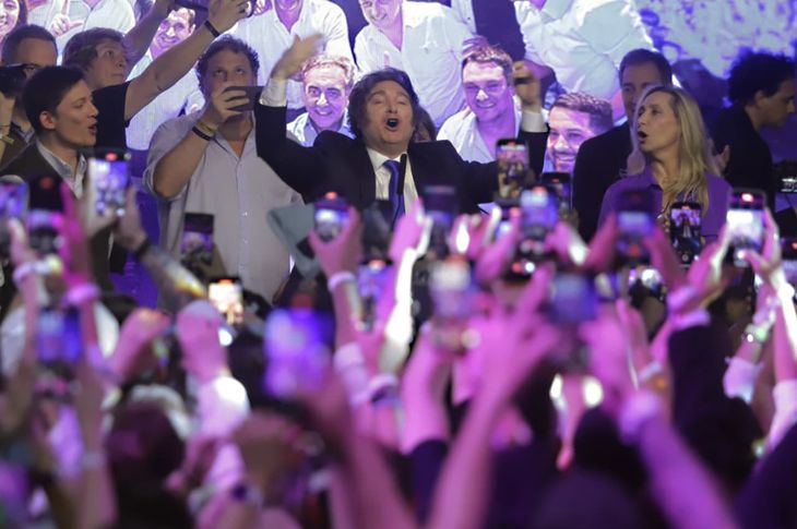 El Presidente celebra el triunfo libertario en las elecciones legislativas nacionales junto a sus laderos, Karina Milei y Santiago Caputo. El Presidente celebra el triunfo libertario en las elecciones legislativas nacionales junto a sus laderos, Karina Milei y Santiago Caputo.