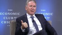 El magnate que apuesta por jóvenes promesas como él una vez lo fue.