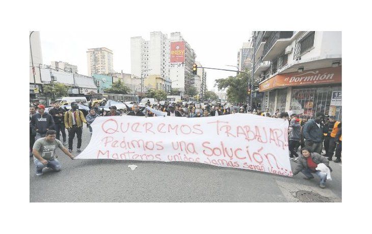 Momentos de tensión se vivieron ayer entre los desalojados y los efectivos policiales. Los manteros desplegaron una bandera y reclamaron por una solución.