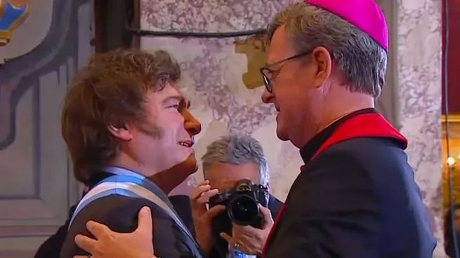 Javier Milei fue saludado por el arzobispo Jorge García Cuerva al comienzo de la celebración interreligiosa.&nbsp;