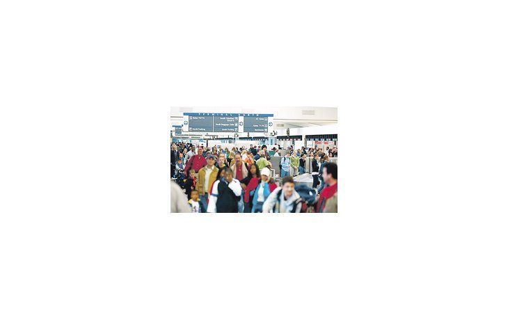 Las amenazas terroristas, que recrudecieron en las últimas semanas, llevaron a reforzar las medidas de seguridad en los aeropuertos de EE.UU. Los pasajeros y el personal de cabina se quejan, sobre todo por el uso de los escáneres que los «desnudan» ante los controladores.