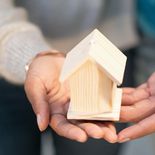 Donar una propiedad en vida permite ordenar el patrimonio familiar, reducir costos y evitar conflictos futuros, con reglas claras que varían según la jurisdicción Donar una propiedad en vida permite ordenar el patrimonio familiar, reducir costos y evitar conflictos futuros, con reglas claras que varían según la jurisdicción