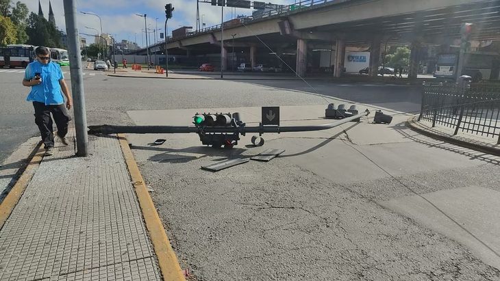 Imágenes del semáforo dañado. Imágenes del semáforo dañado.