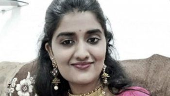 La víctima, de 19 años, fue atacada el 14 de septiembre por cuatro hombres en el estado de&nbsp;Uttar Pradesh, al norte, según la denuncia presentada por su familia ante la policía.&nbsp;