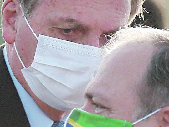 HOMBRES DE ARMAS. Un excapitán, Jair Bolsonaro, y un general, Eduardo Pazuello, ministro interino de Salud, son los encargados de gestionar el impacto de la pandemia en Brasil.