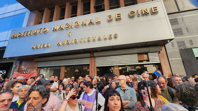 Manifestación frente al INCAA contra el cierre de Cine AR