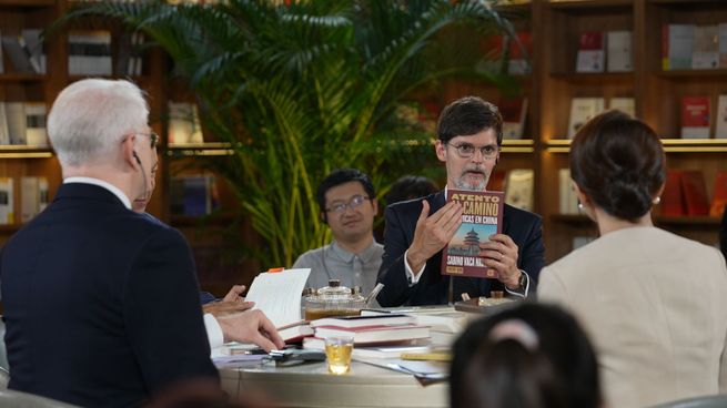 Sabino Vaca Narvaja presentó Atento al camino en China.