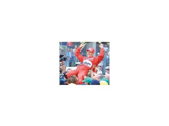 Schumacher festejando su triunfo.