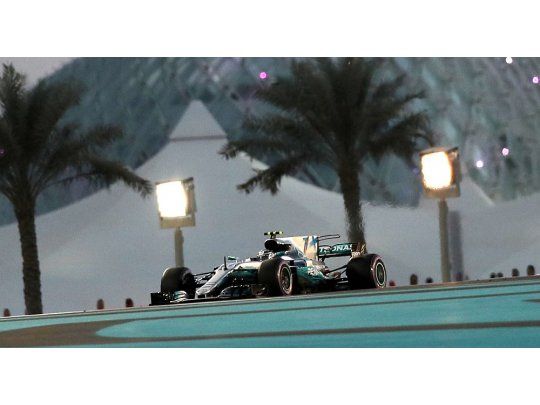 Bottas se quedó con la última pole del año