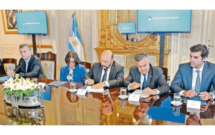 ámbito.com | Presencias. Insfrán, Cornejo y Urtubey: lapiceras en la Casa Rosada.