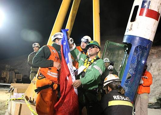 El séptimo en salir, José Ojeda, se aferra a la bandera chilena