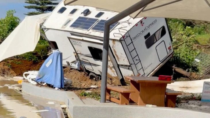 Las intensas lluvias provocaron un deslizamiento de tierra que sepultó estructuras dentro de un camping turístico. Las intensas lluvias provocaron un deslizamiento de tierra que sepultó estructuras dentro de un camping turístico.