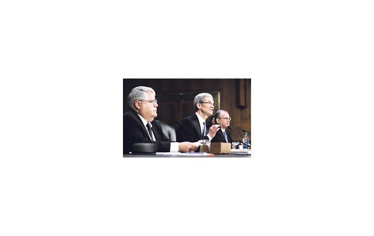 El CEO de Apple, Tim Cook, junto con su staff, mientras habló ayer en el Senado de EE.UU.