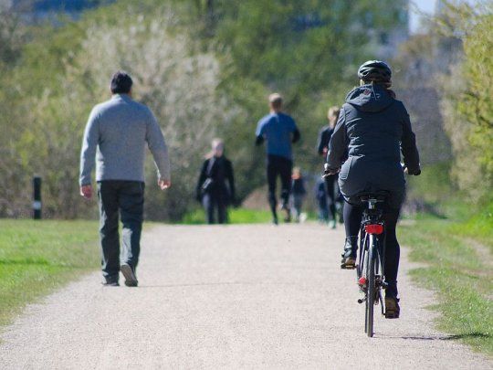 Caminar o moverse en bicicleta todos los días ayuda a bajar de peso.