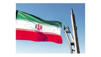 El nuevo misil Sejil , junto a una bandera iraní. El desarrollo de un programa misilístico es,según expertos internacionales, la contracara de un plan nuclear sospechado de perseguirfines bélicos.