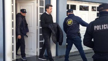escandalo: detienen a dos dirigentes de colon y a cinco barrabravas