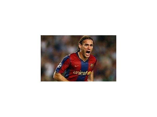 Gabriel Milito es pretendido por el Aston Villa, pero el club inglés quiere que llegue como jugador libre.