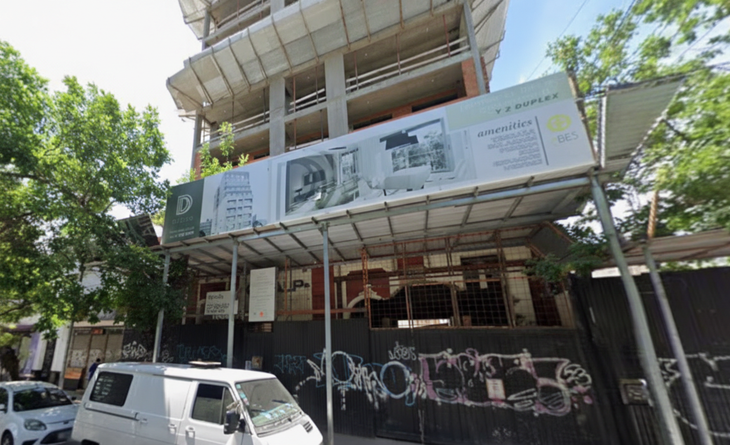 Una de las obras paralizadas en calle 55 entre 4 y 5, en La Plata (Foto: Google Street View) Una de las obras paralizadas en calle 55 entre 4 y 5, en La Plata (Foto: Google Street View)