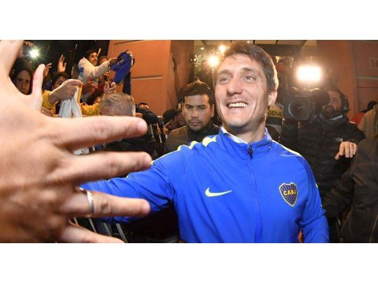 Guillermo Barros Schelotto a la salida del hotel donde concentró Boca.