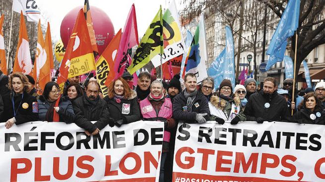 EN LA ACCIÓN. Un frente sindical unificado se puso a la cabeza de la resistencia a la propuesta de Emmanuel Macron para equilibrar las cajas previsionales a través de un aumento de la edad de retiro.