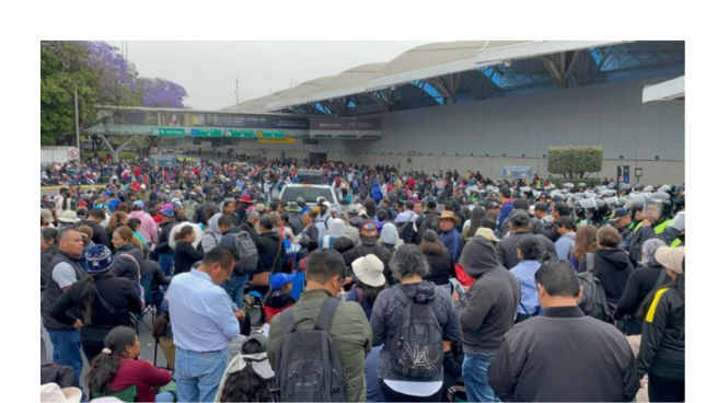 Caos en el AICM por la marcha de la CNTE.