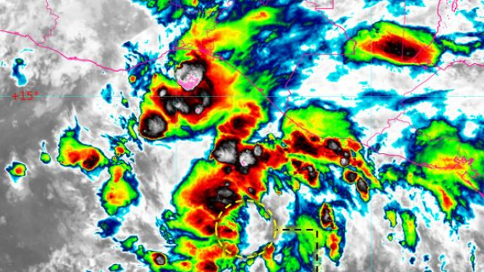 El centro de la tormenta tropical Erick que se potenciará en huracán.