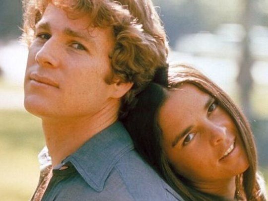 Love story. Ali McGraw y Ryan O’Neal. . Una de las películas clásicas que será rehecha con formato de miniserie.