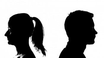 ¿Cómo tienen que cumplir con el aislamiento los hijos de padres separados?