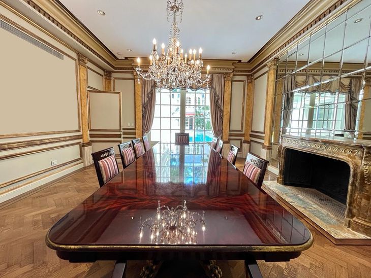 Araña, espejos y chimenea acompañan al comedor Araña, espejos y chimenea acompañan al comedor