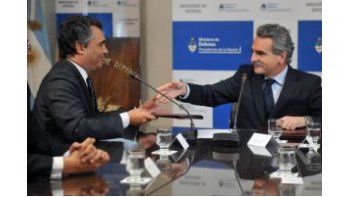 El ministro de Defensa, Agustín Rossi y el Presidente de la Comisión Nacional de Valores, Alejandro Vanoli, firmaron hoy un convenio mediante el cual la CNV brindará asistencia técnica con un equipo especializado que investigará delitos económicos cometidos durante la última dictadura.
