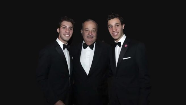 Carlos Slim Helú junto a dos de sus nietos.