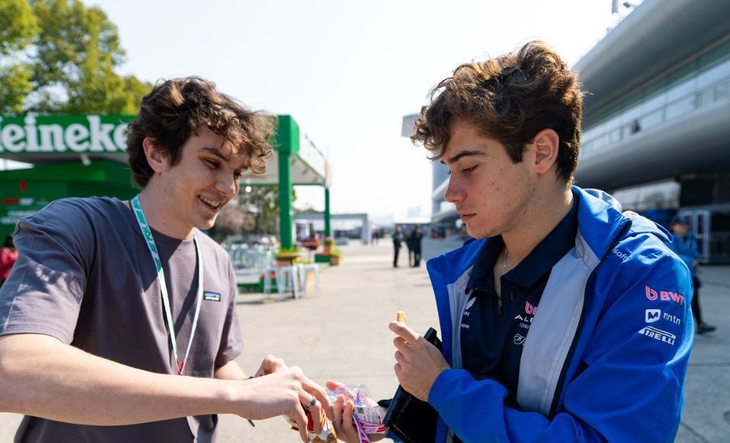 El corredor compartió parte de la tradición argentina con sus compañeros. El corredor compartió parte de la tradición argentina con sus compañeros.