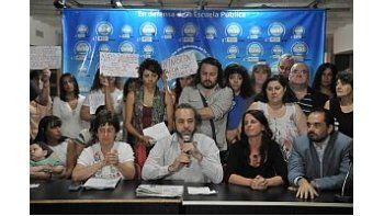 Edaurdo López encabezó la conferencia de prensa con los docentes y padres damnificados por el nuevo sistema de asignación de vacantes escolares de la Ciudad.