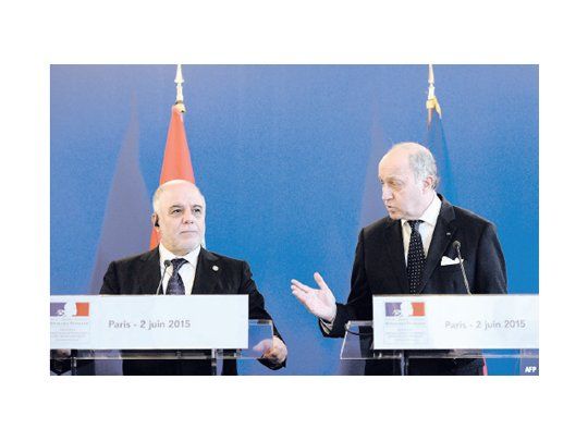 El primer ministro iraquí, Haider al Abadi, (izquierda) brindó una conferencia de prensa en París acompañado por el ministro de Relaciones Exteriores, Laurent Fabius.