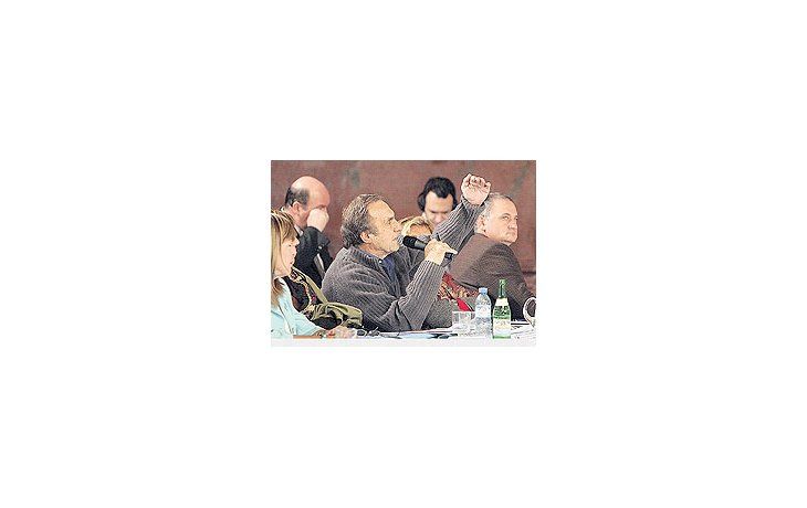 ámbito.com | Después deaños desilencio,sorprendeahora lalocuacidadde CarlosReutemann,que se hapuesto a lavanguardiadel rechazoen el Senadoal proyectooficial deretencionesmóviles. Noalcanza,todavía, aseducir a losopositores.