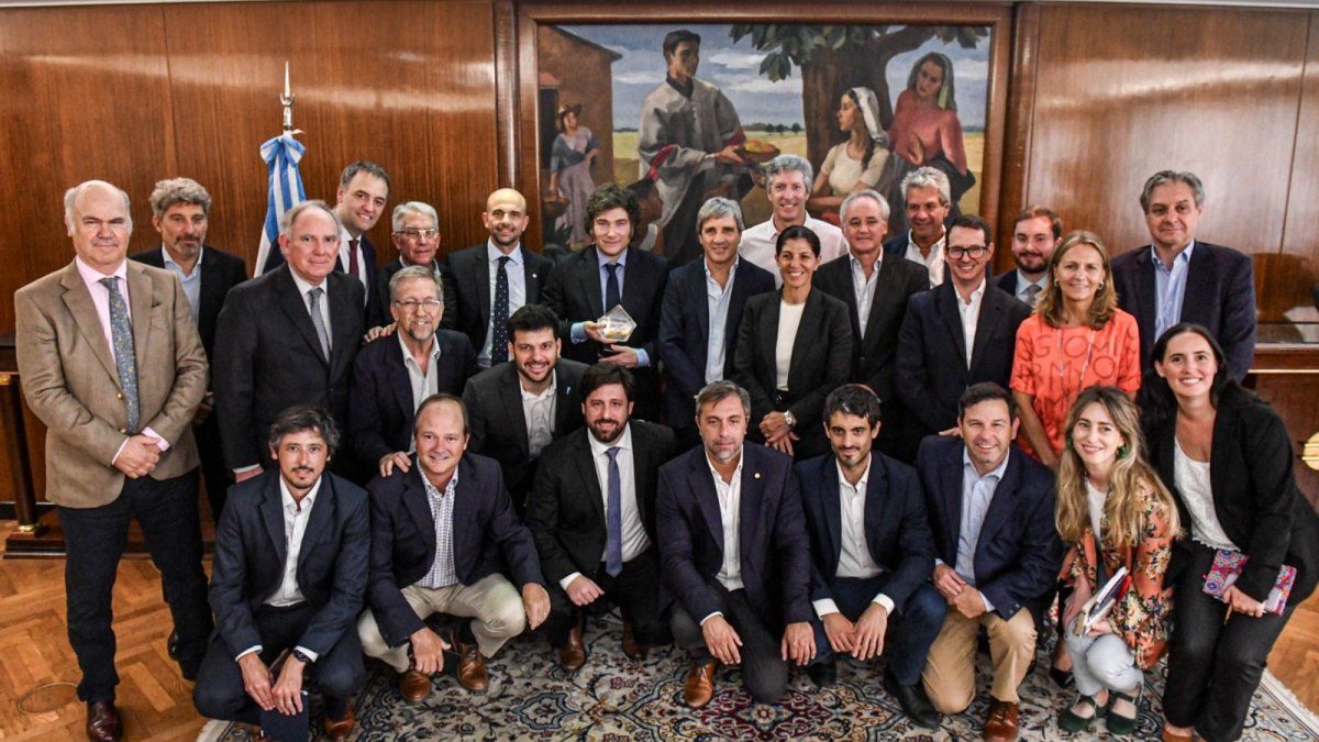 Javier Milei visited the Ministry of Economy to congratulate Luis Caputo for the LatinFinance magazine award