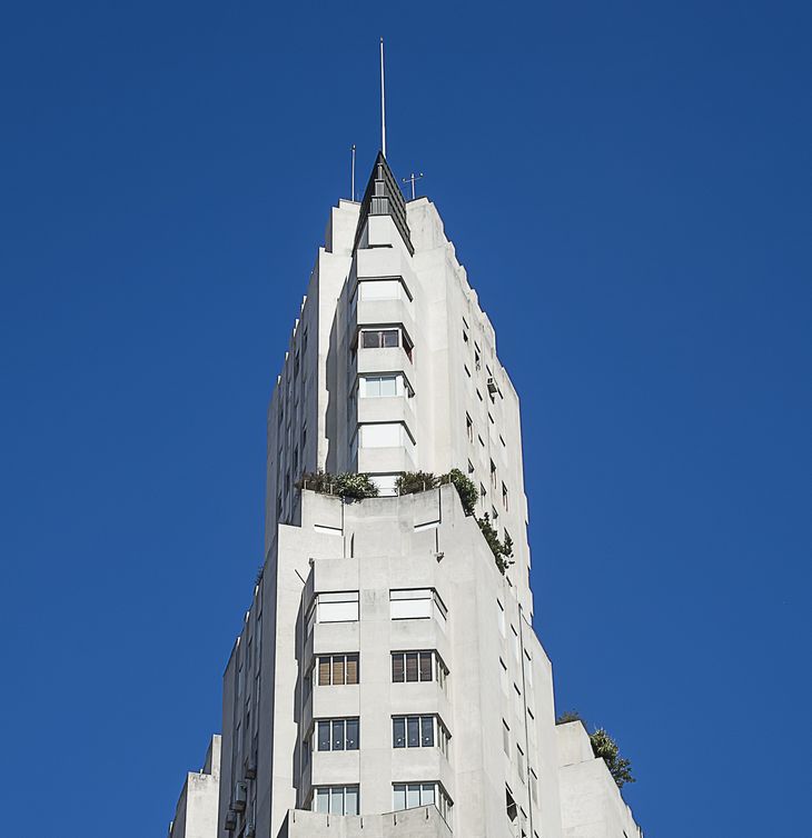 Remate con mansarda y forma de barco, algo único en CABA. (Foto Gentileza: IG @IvanBuenosAires) Remate con mansarda y forma de barco, algo único en CABA. (Foto Gentileza: IG @IvanBuenosAires)