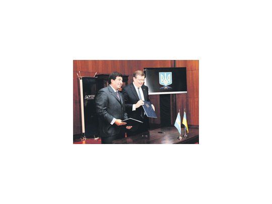 El titular de la AFIP, Ricardo Echegaray, y el ministro de Asuntos Exteriores de Ucrania, Kostyantyn Gryshchenko, firmaron un acuerdo de intercambio de información aduanera.