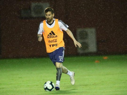 Lionel Messi y la pelota, una sociedad que quiere hacer historia en Brasil.