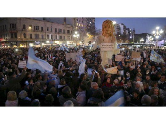 Multitudinaria marcha para reclamar el desafuero de Cristina