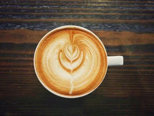 Todos los días, en el mundo, según la ICO, se consumen aproximadamente 3 mil millones de tazas de café, y es la segunda bebida más consumida después del agua. Y se obtiene a partir de los granos tostados y molidos de los frutos de la planta del café (cafeto).