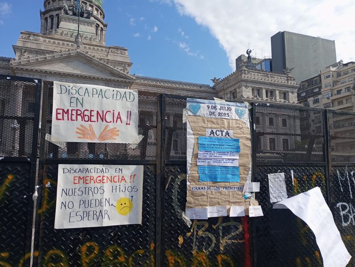 Organizaciones reclaman por la crisis en prestaciones y el vaciamiento de la Agencia Nacional de Discapacidad. Organizaciones reclaman por la crisis en prestaciones y el vaciamiento de la Agencia Nacional de Discapacidad.