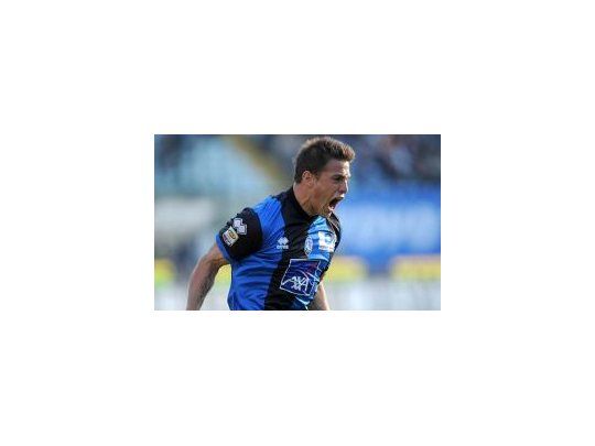 Implacable. Germán Denis anotó nuevo de los quince goles que convirtió su equipo en el Calcio.