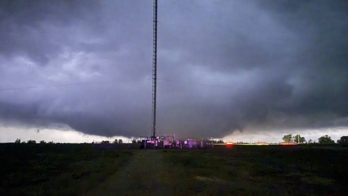 An impressive tornado hit Kansas in the US and destroyed everything in his path